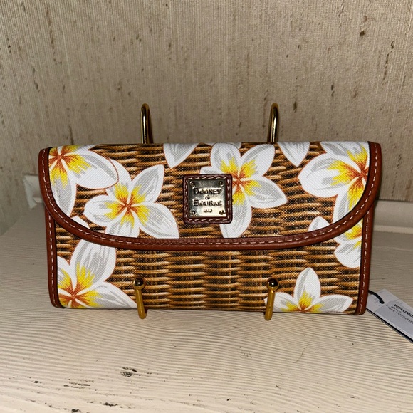 Dooney & Bourke Handbags - NWT Dooney & Bourke Continental Clutch